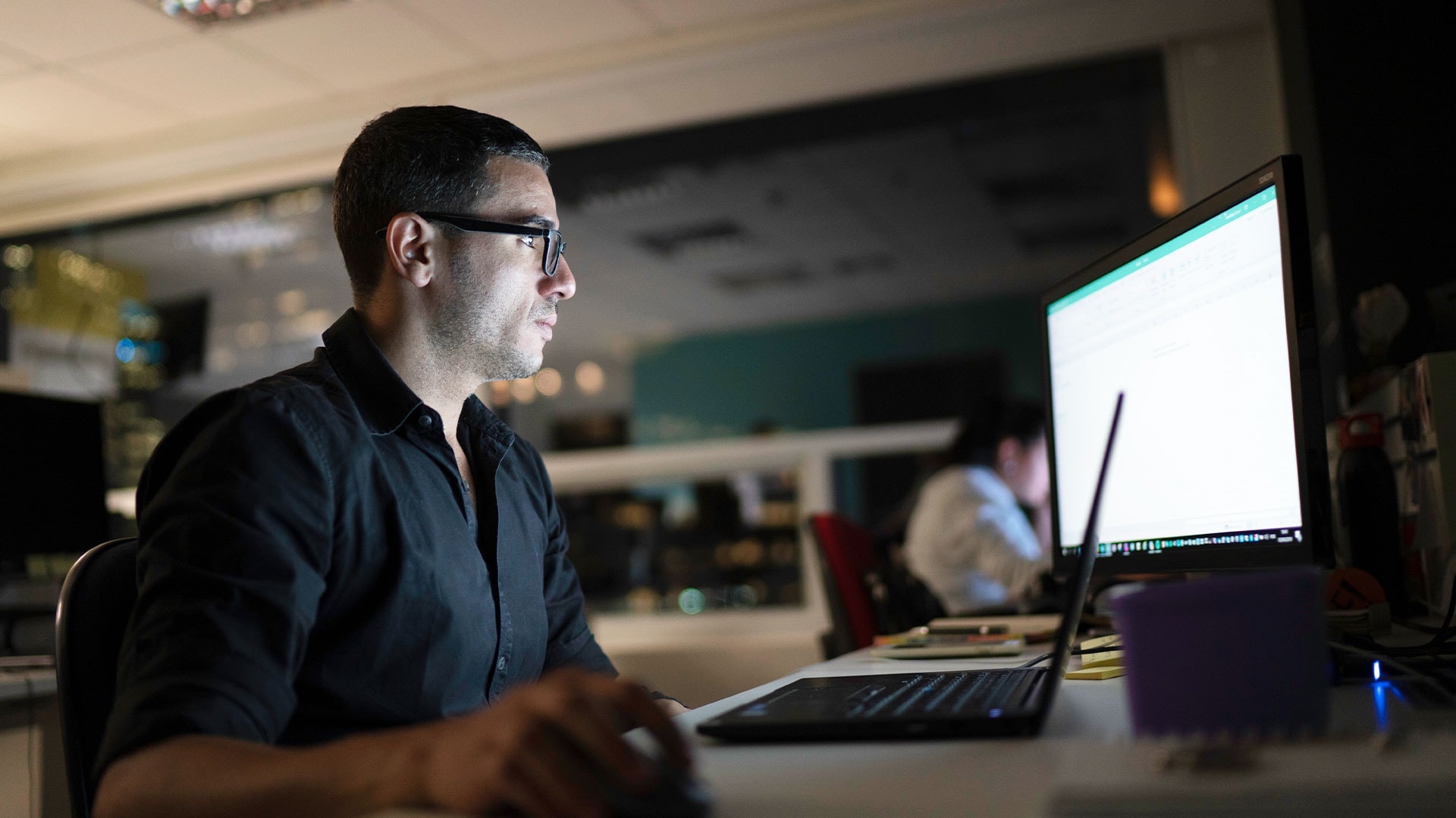 businessman-working-late-banner-light